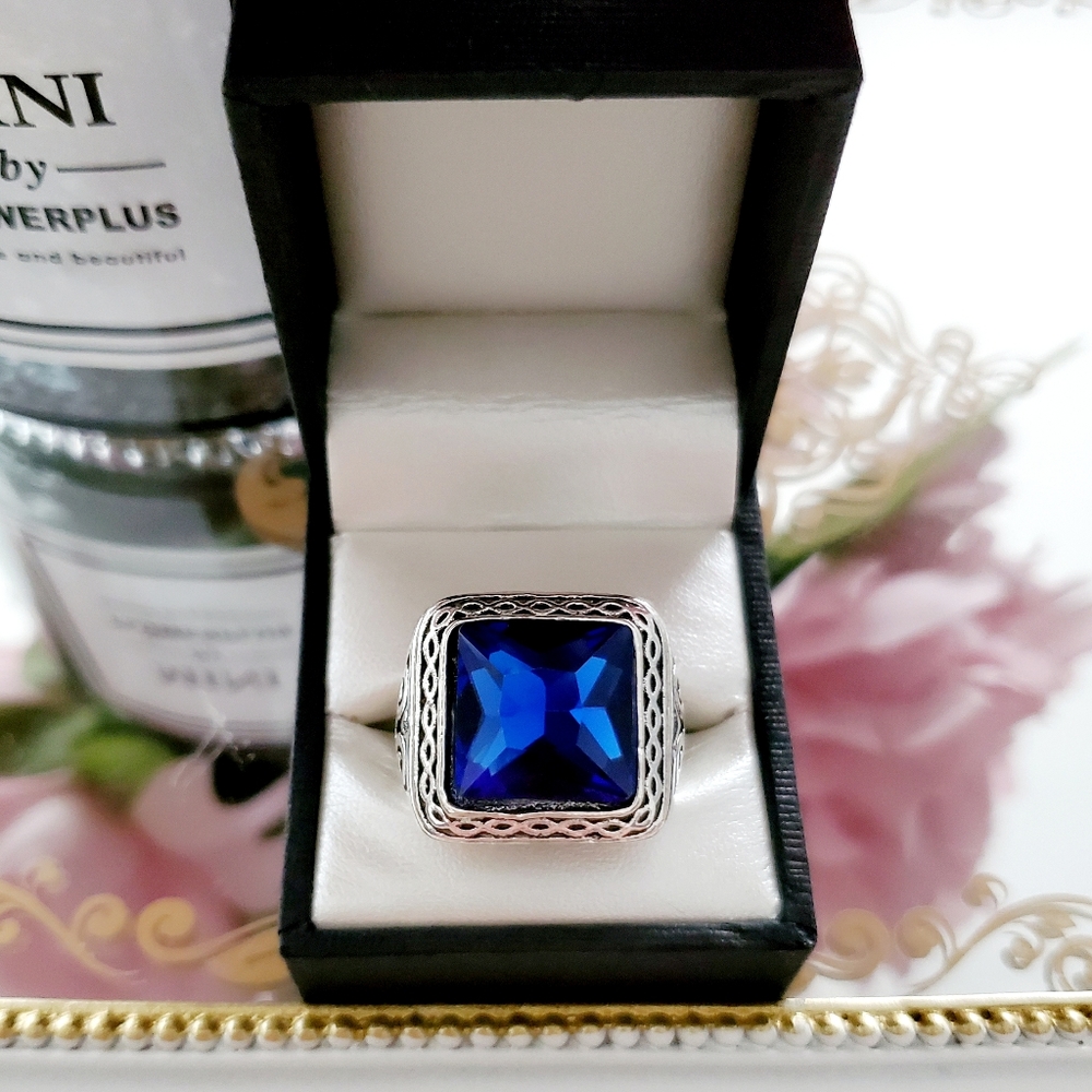 Gorgeous blue sapphire glass stone ring - Picture 2 of 5